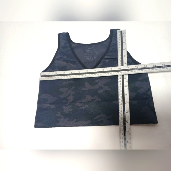 Spanx Seamless Black Camo Crop Tank Size M. - Picture 5 of 5
